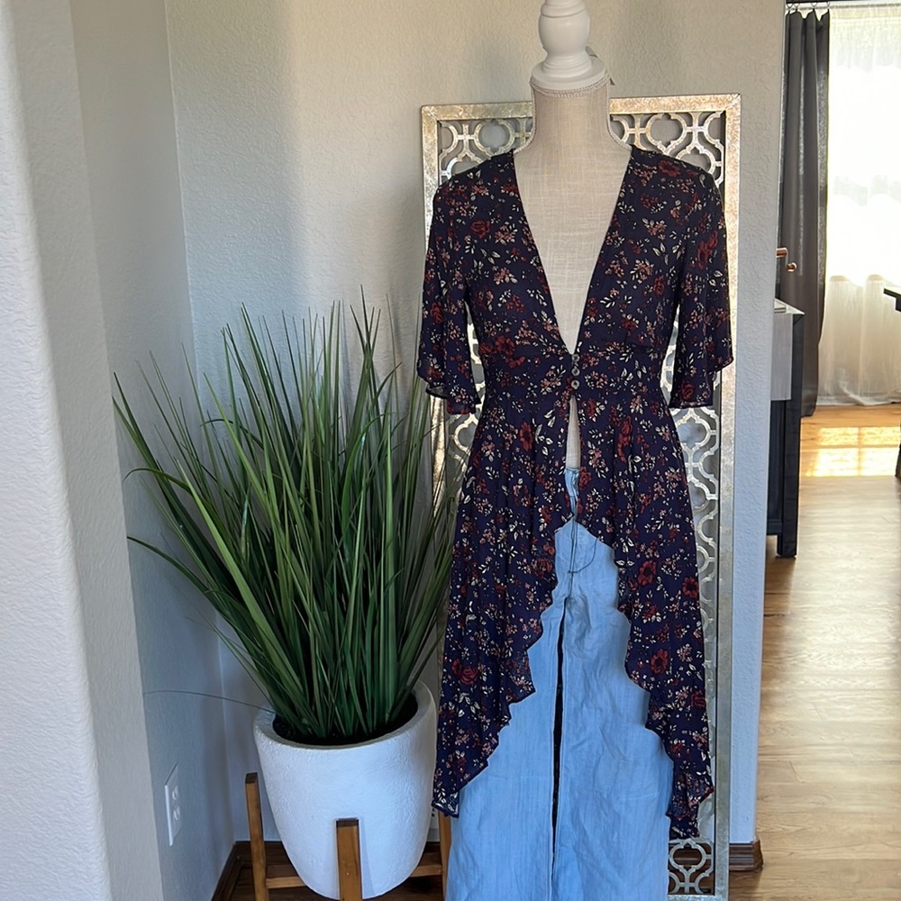 ADORABLE Sky and Sparrow High-low floral top. NWOT
